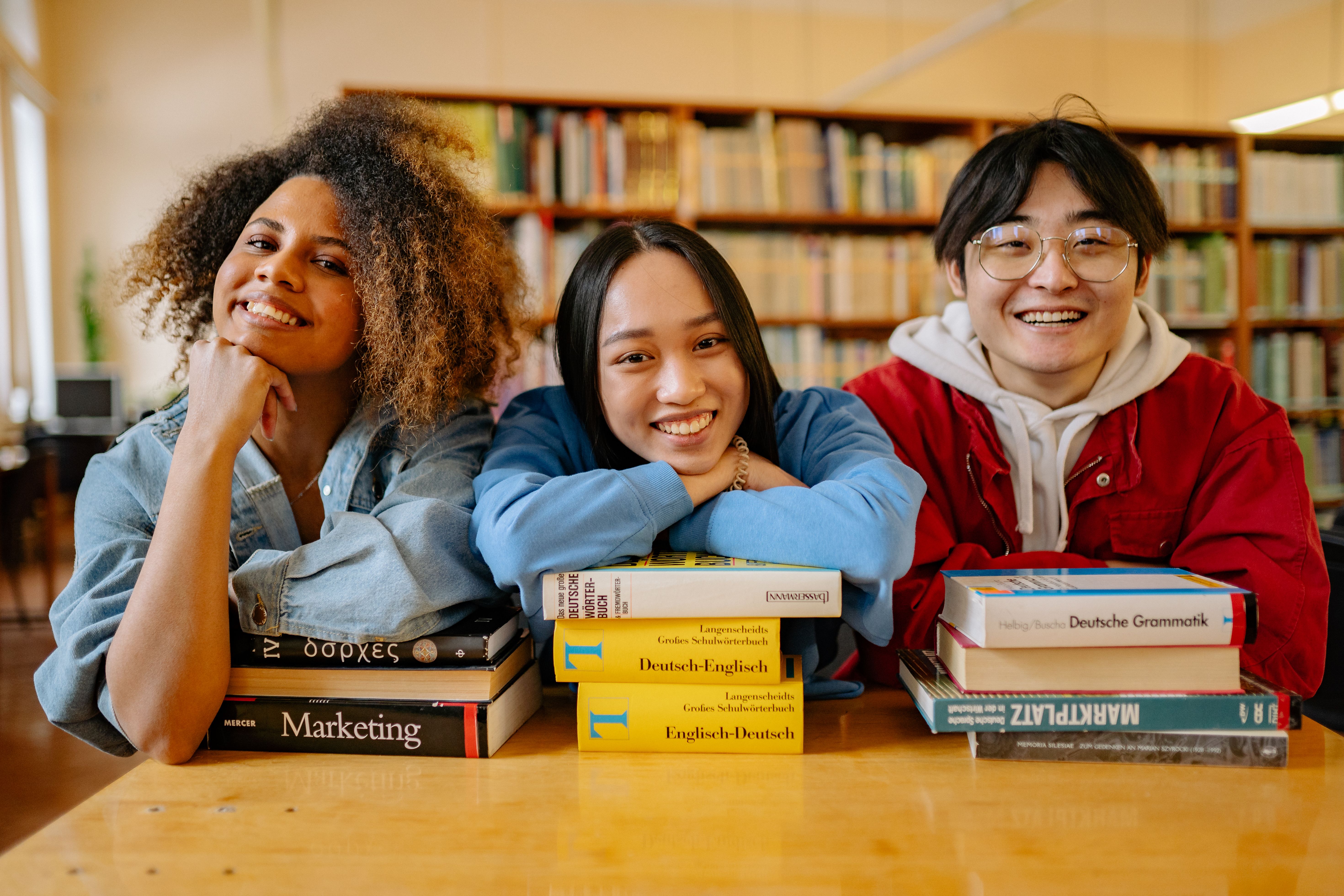 Leitores reunidos com livros em uma biblioteca